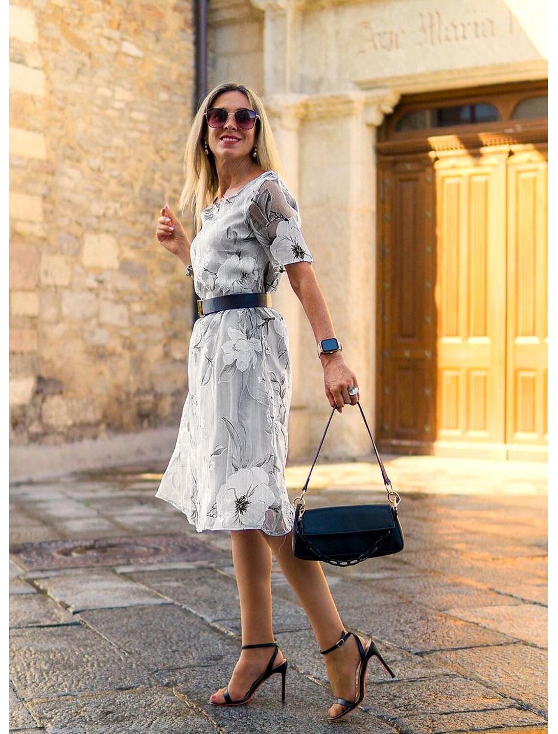 Sukienka midi z okrągłym dekoltem i nadrukiem w kwiaty z siateczki