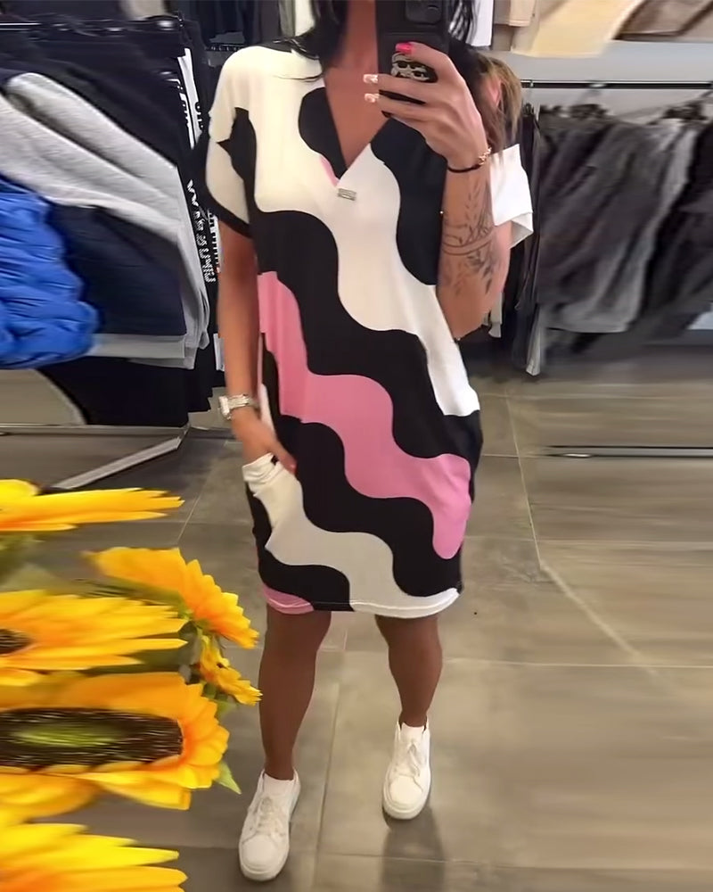 Sukienka z dekoltem w serek i wzorem fal