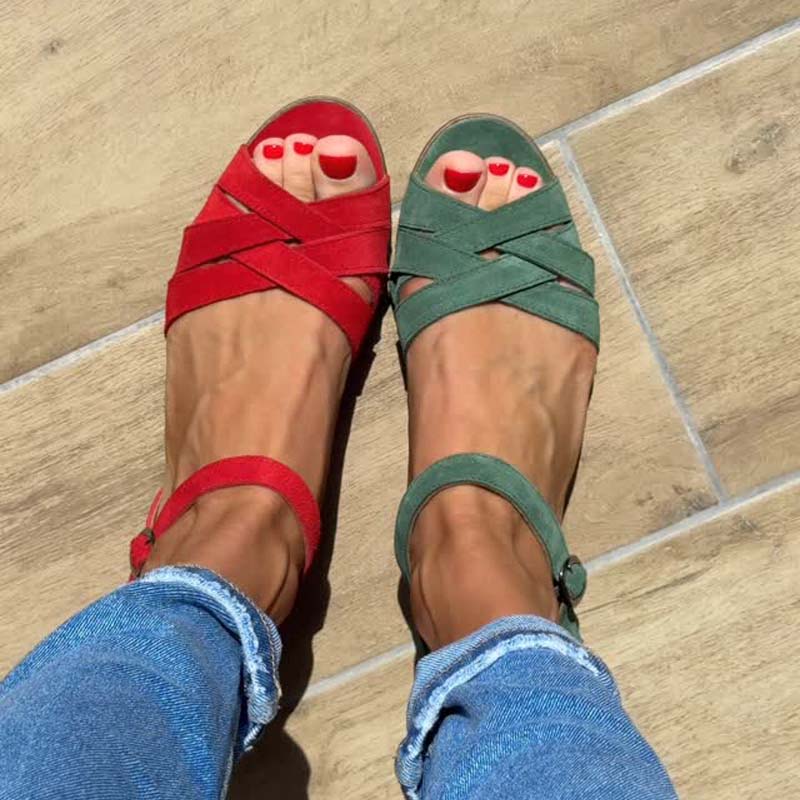 Damskie sandały z wydrążoną klamrą