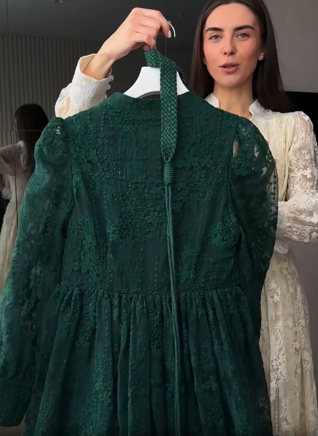 Sukienka damska z dekoltem w serek, bogato haftowana