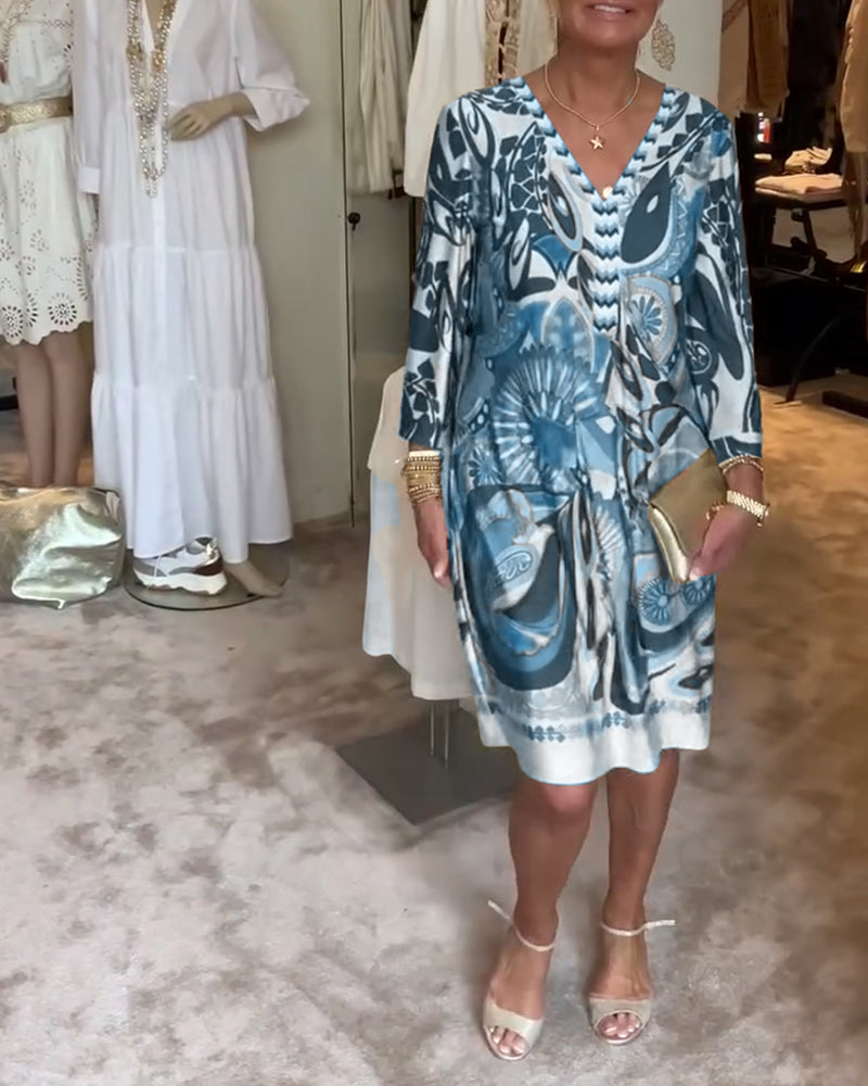 Sukienka casualowa z dekoltem w serek i nadrukiem w stylu vintage