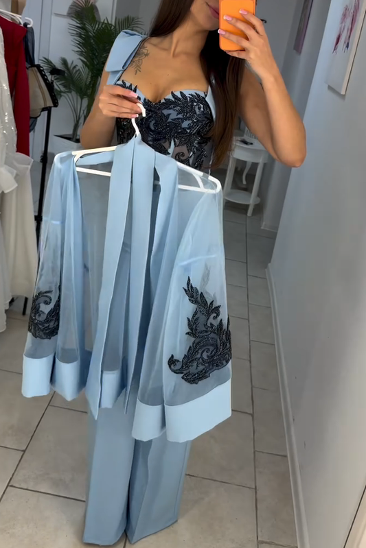 Trzyczęściowy komplet damski składający się z gorsetu, szerokich spodni i płaszcza