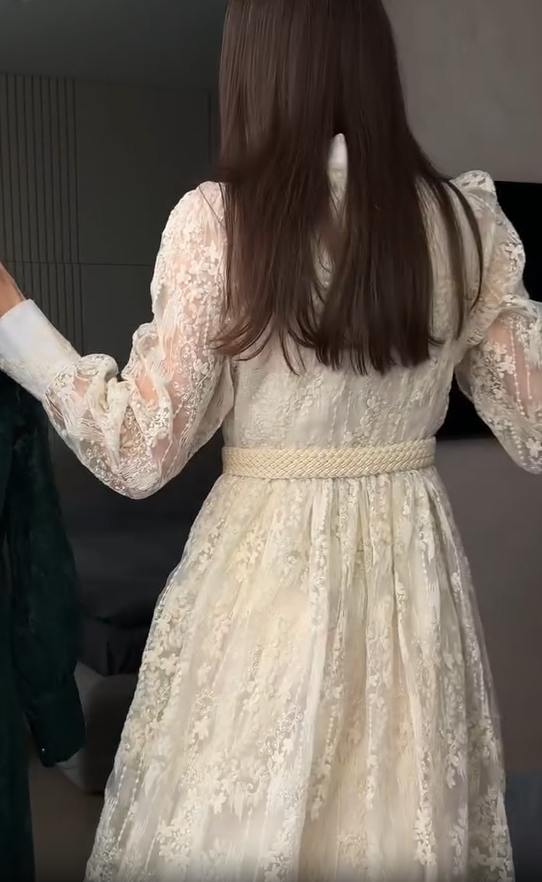 Sukienka damska z dekoltem w serek, bogato haftowana