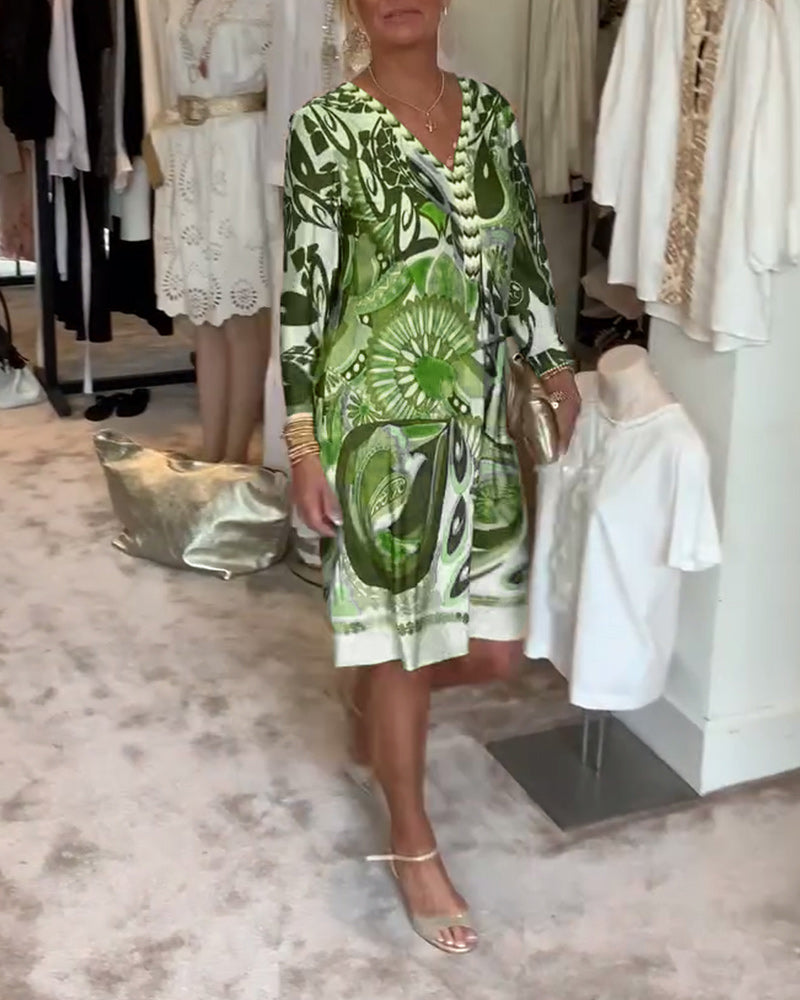 Sukienka casualowa z dekoltem w serek i nadrukiem w stylu vintage