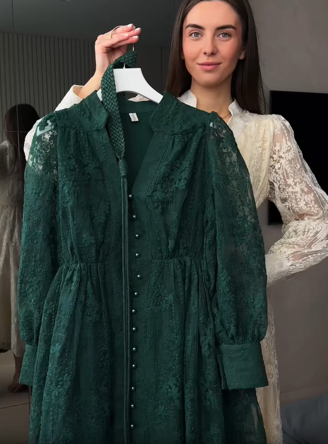 Sukienka damska z dekoltem w serek, bogato haftowana