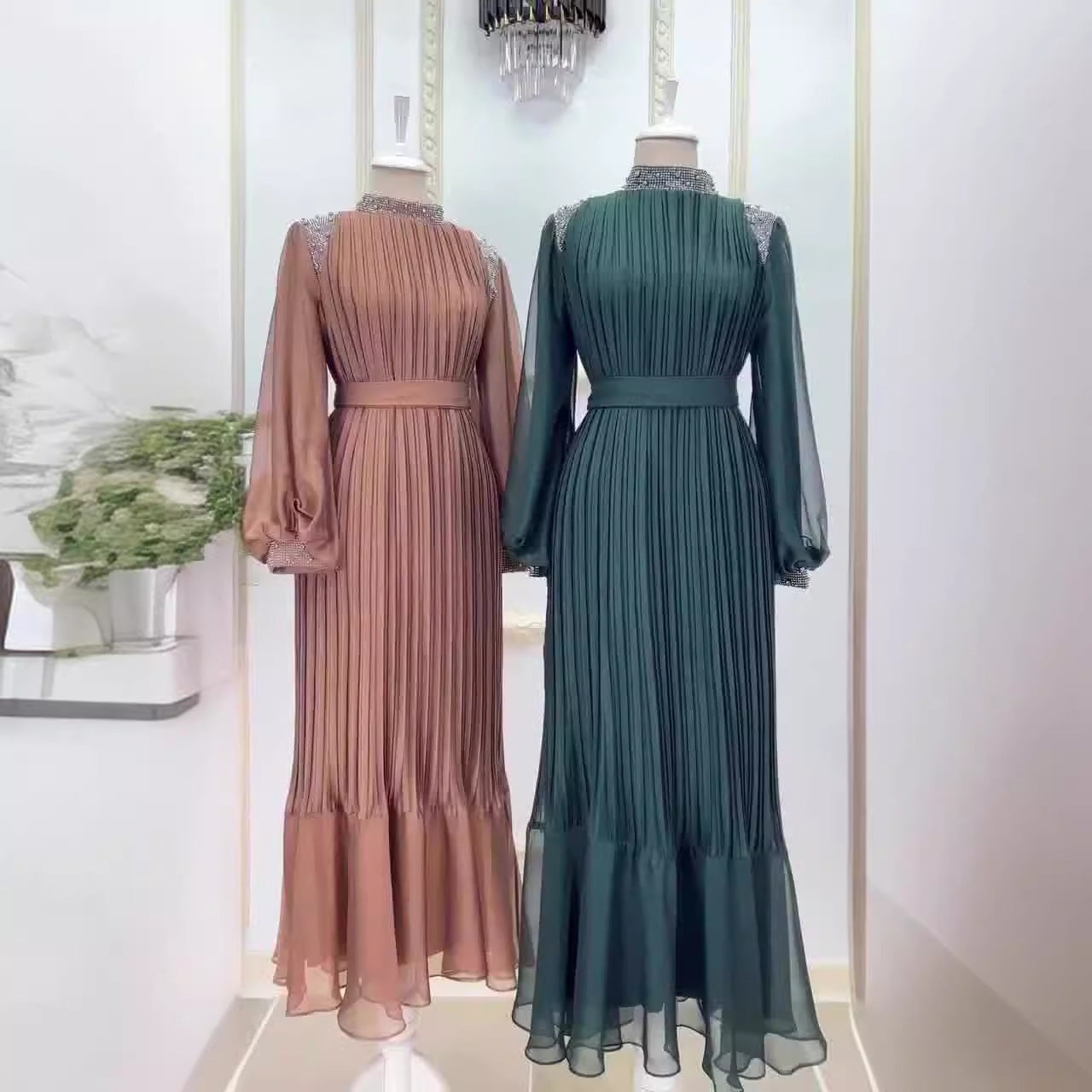 Plisowana sukienka maxi z błyszczącymi kryształkami