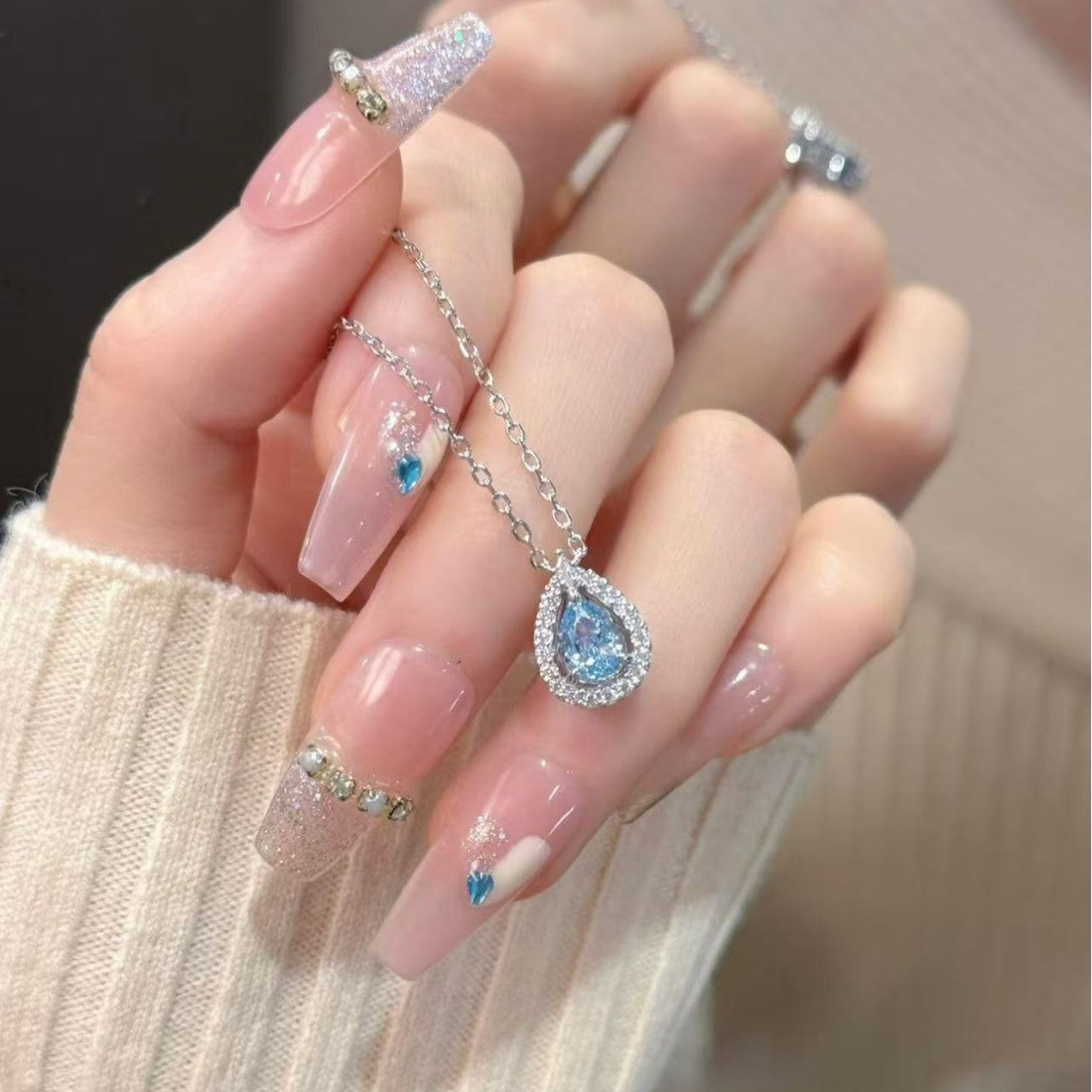 ✨ Eleganckie kolczyki z frędzlami w kształcie serca