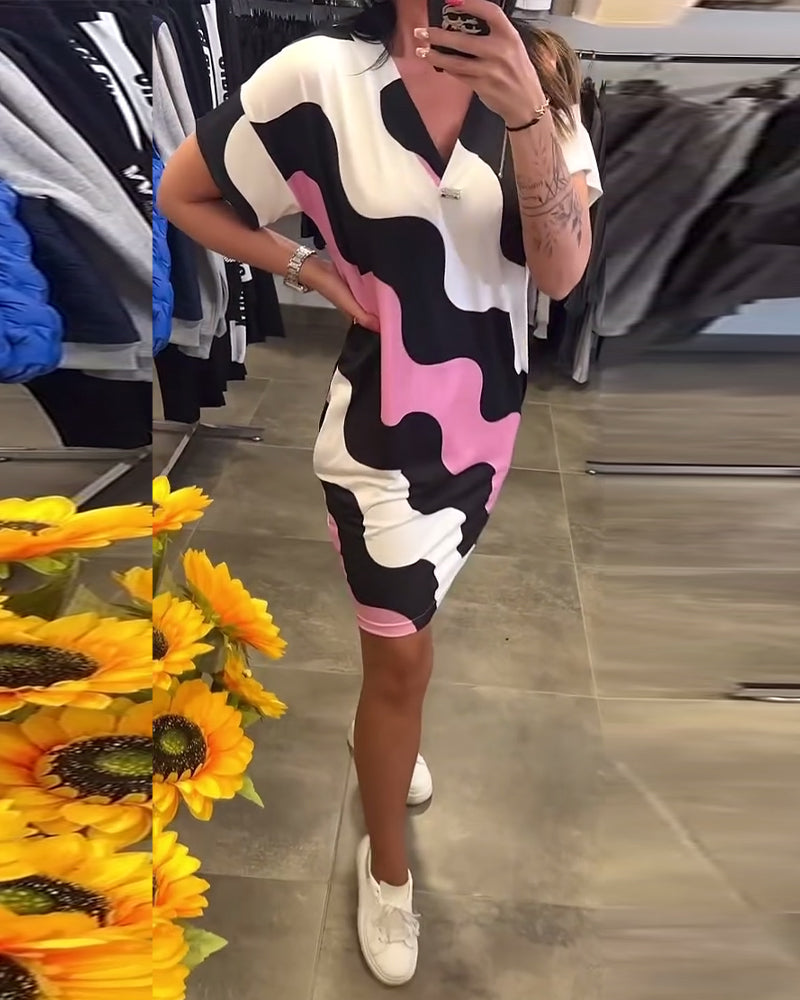 Sukienka z dekoltem w serek i wzorem fal