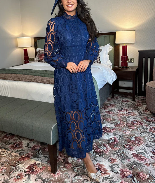 Damska sukienka średniej długości z eleganckim, przewiewnym dekoltem