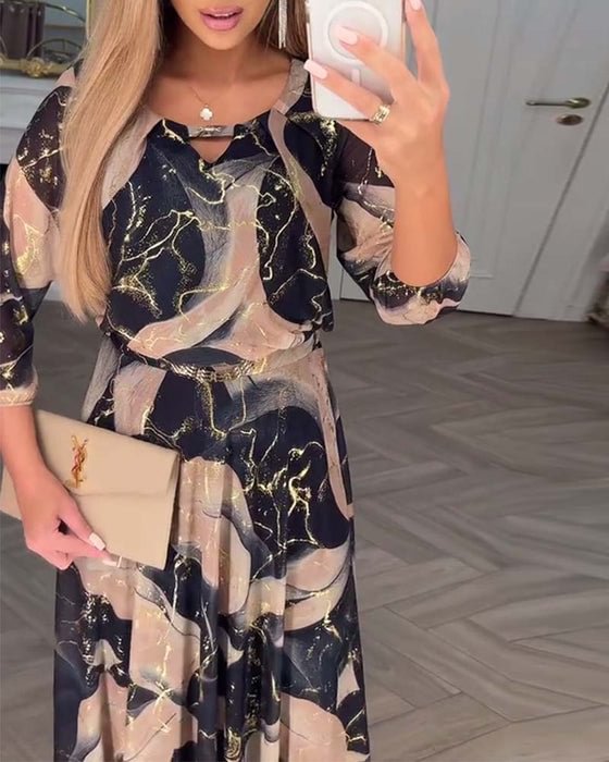 Elegancka szyfonowa sukienka z nadrukiem na trzy czwarte rękawa