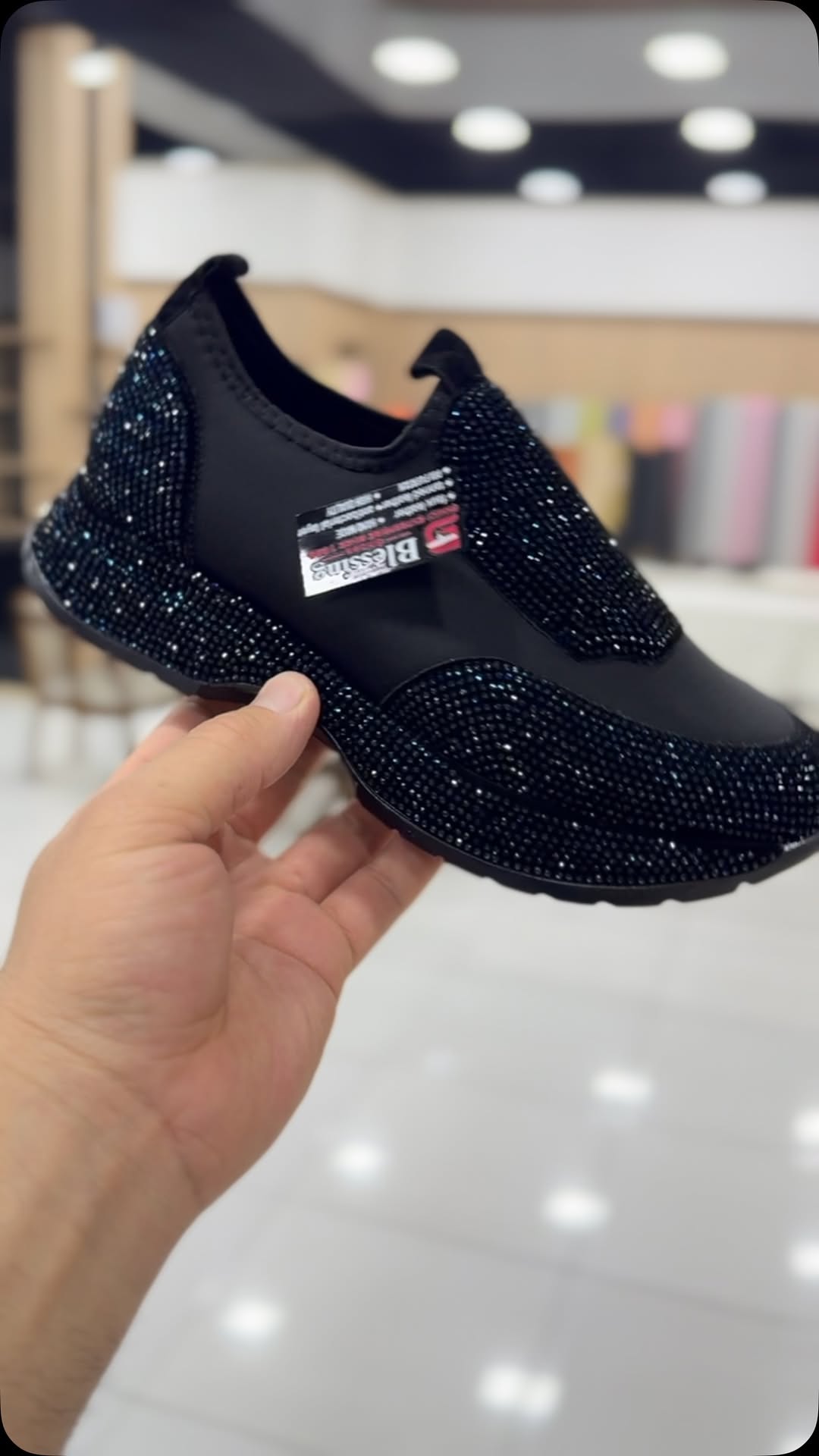 Modne, codzienne trampki z kryształkami