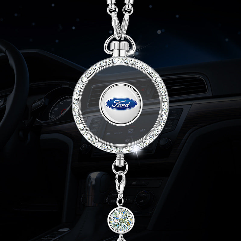 Wisiorek z logo aromaterapii samochodowej z metalu i diamentów