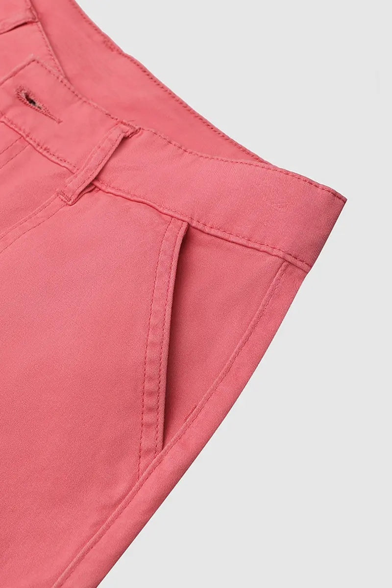 Spodnie Capri z kieszeniami i średnim stanem, zakładkami u dołu i kilkoma kieszeniami