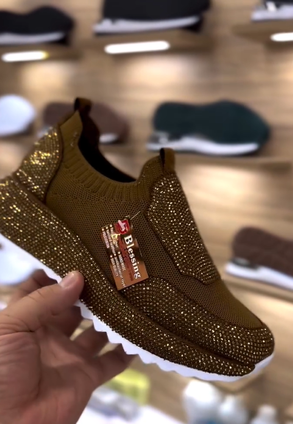 Modne, codzienne trampki z kryształkami