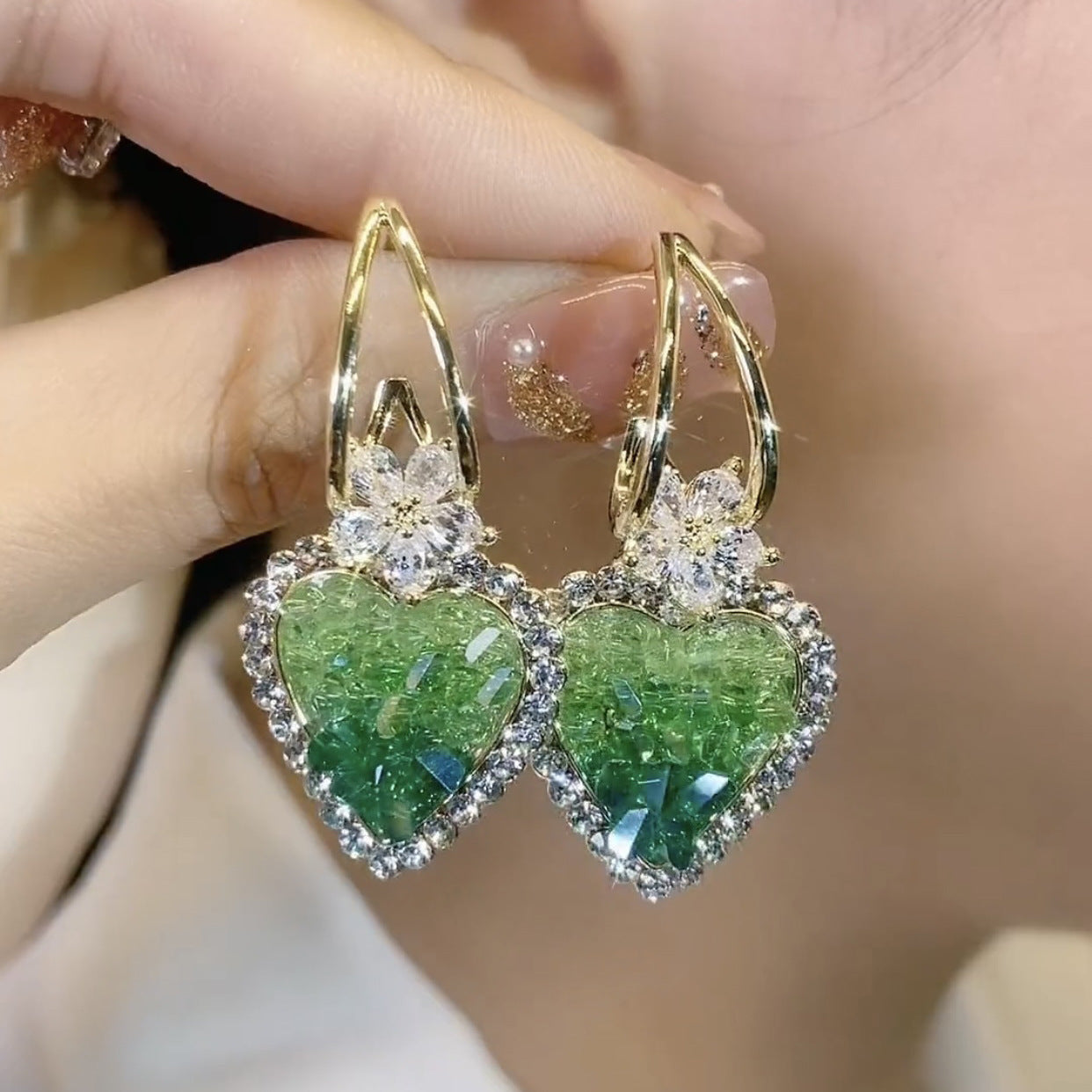Cercei cu inimă de cristal verde