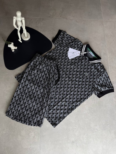 Modne i uniwersalne, codzienne szorty z krótkim rękawem