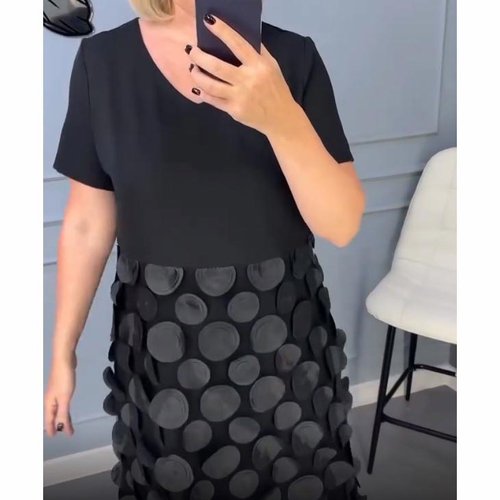 Elegancka damska sukienka z dekoltem w serek w kolorze czarnym z nieregularnym żakietem, dwuczęściowy komplet