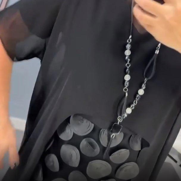 Elegancka damska sukienka z dekoltem w serek w kolorze czarnym z nieregularnym żakietem, dwuczęściowy komplet