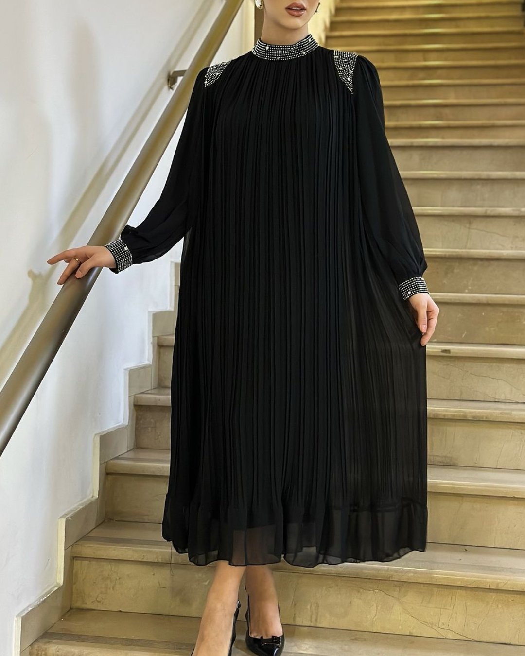 Plisowana sukienka maxi z błyszczącymi kryształkami