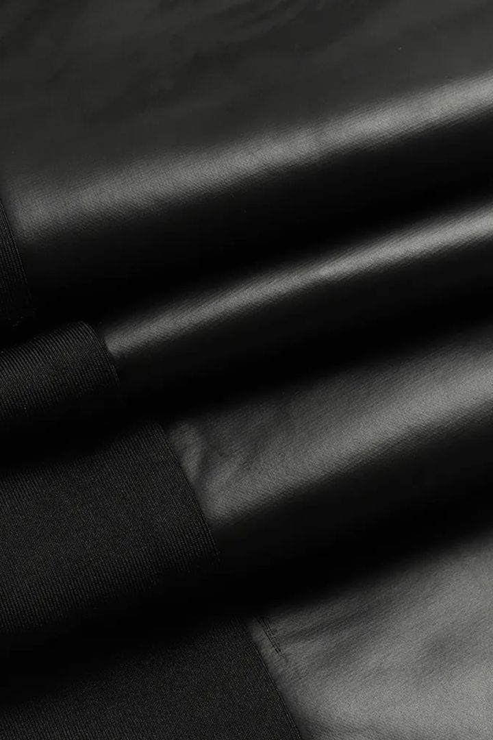 Spodnie ze sztucznej skóry z kontrastowym obszyciem i zamkiem błyskawicznym