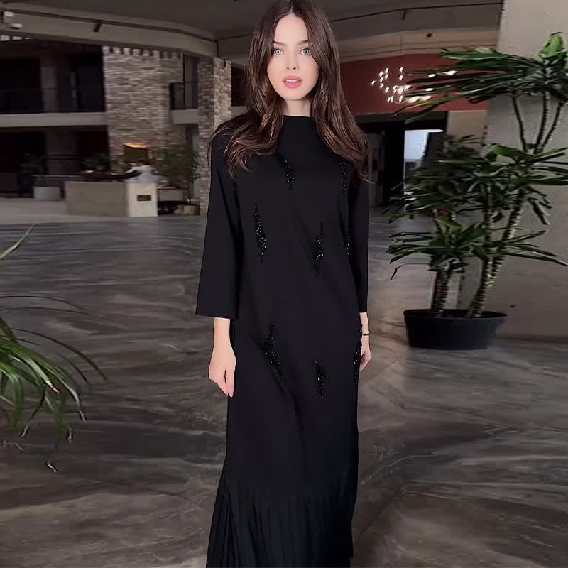 Elegancka sukienka z okrągłym dekoltem i cekinami