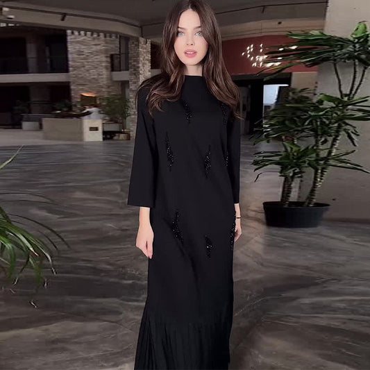 Elegancka sukienka z okrągłym dekoltem i cekinami