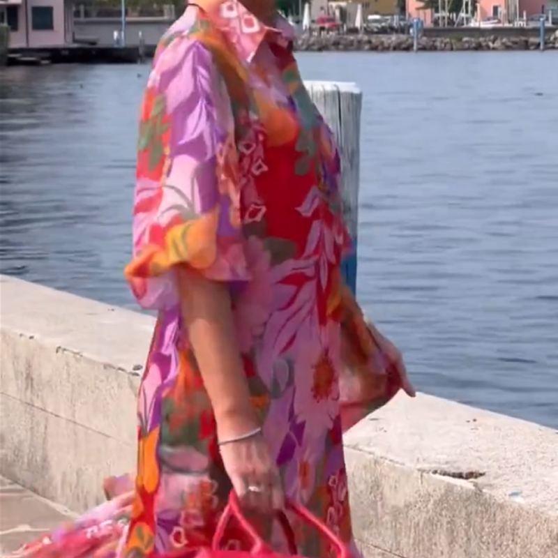 Czerwona sukienka z szyfonu z kwiatowym nadrukiem