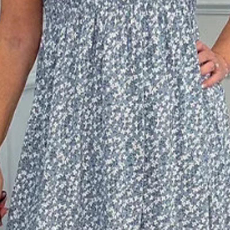 Elegancka damska sukienka w kwiaty z wysokim stanem i falbaną na rękawie