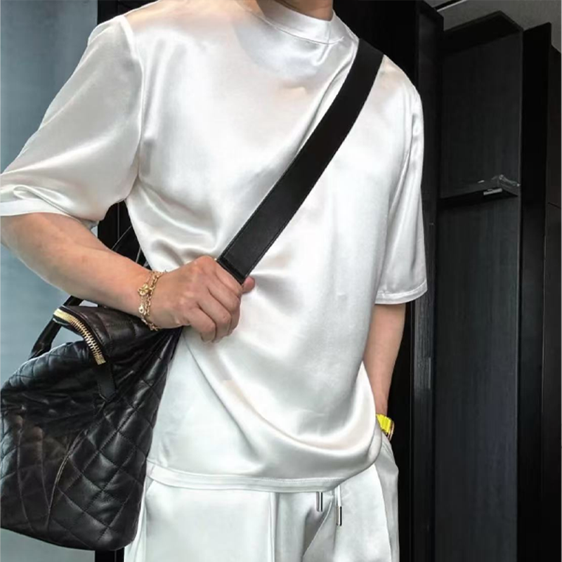 Męski, casualowy, monochromatyczny komplet składający się z bluzki i bermudów