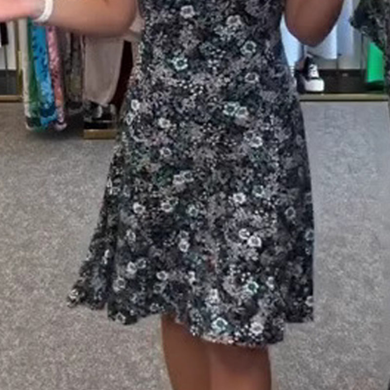 Damska sukienka casualowa z kwiatowym nadrukiem na szyi