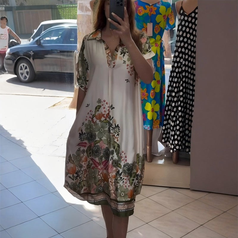 Luźna sukienka w kwiaty z dekoltem w szpic