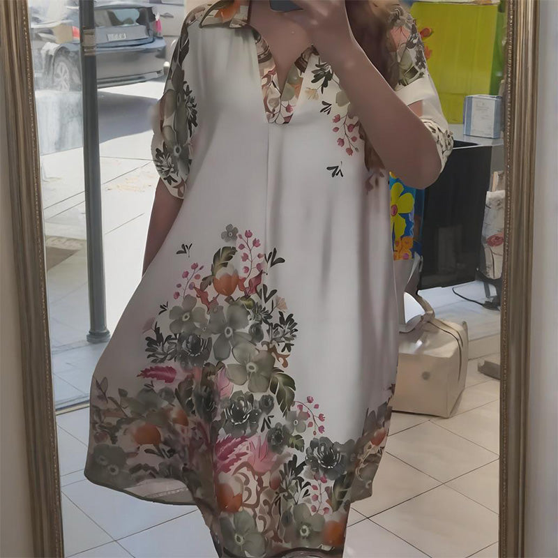 Luźna sukienka w kwiaty z dekoltem w szpic