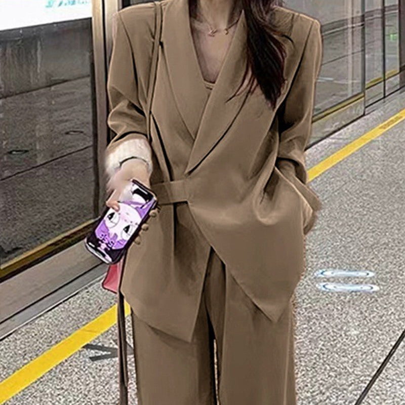 Dwuczęściowy komplet damski - marynarka z wiązaniem z przodu i spodnie z szerokimi nogawkami