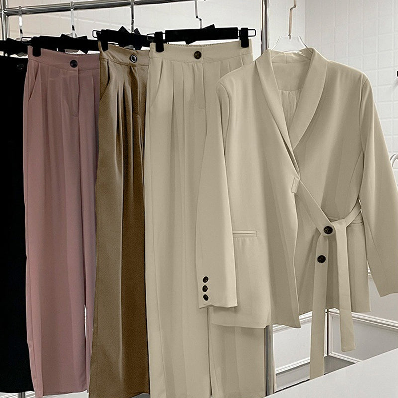 Dwuczęściowy komplet damski - marynarka z wiązaniem z przodu i spodnie z szerokimi nogawkami