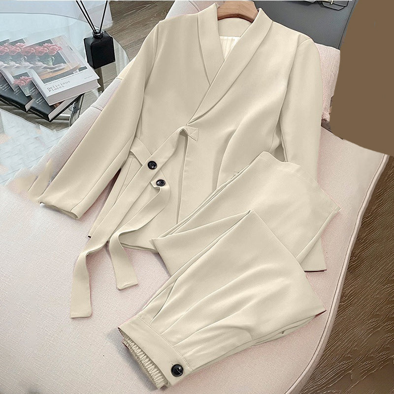 Dwuczęściowy komplet damski - marynarka z wiązaniem z przodu i spodnie z szerokimi nogawkami