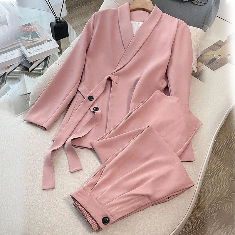 Dwuczęściowy komplet damski - marynarka z wiązaniem z przodu i spodnie z szerokimi nogawkami