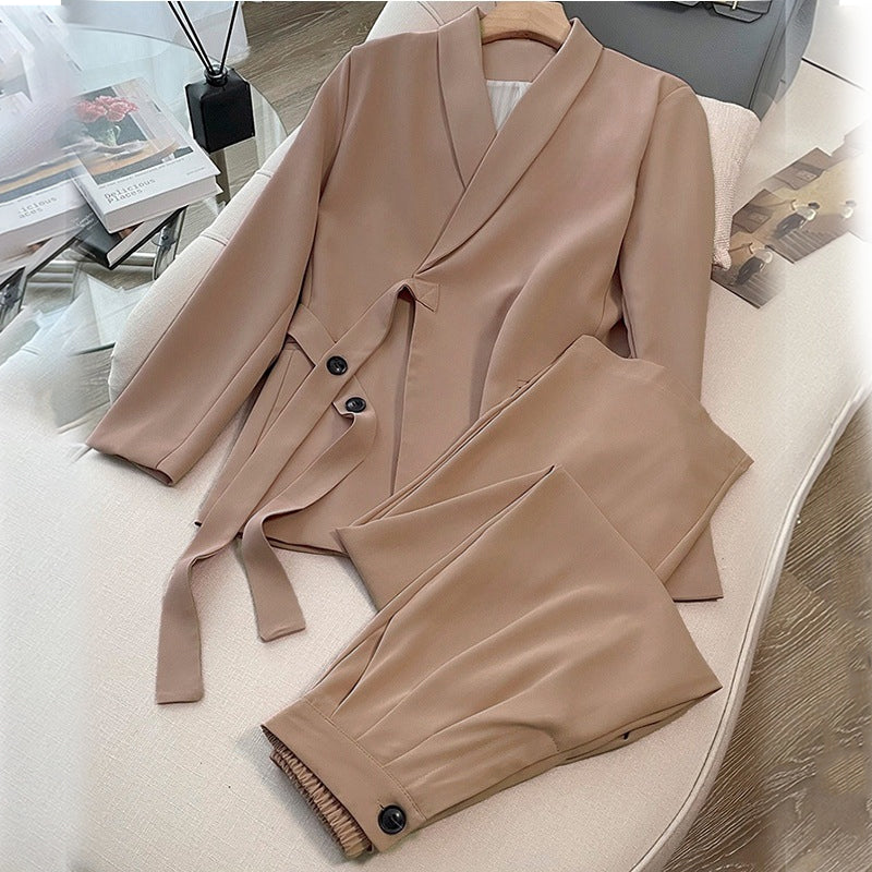 Dwuczęściowy komplet damski - marynarka z wiązaniem z przodu i spodnie z szerokimi nogawkami