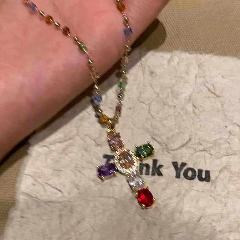 Kolorowe naszyjniki z kryształowym krzyżem