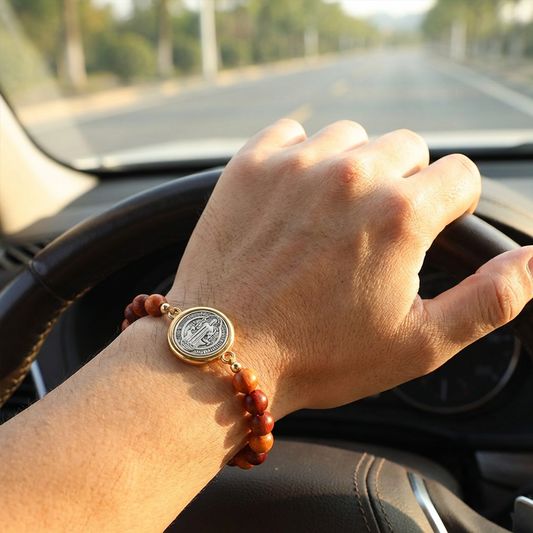 Unisex, regulowana bransoletka z koralików drewnianych ze Świętym Benedyktem